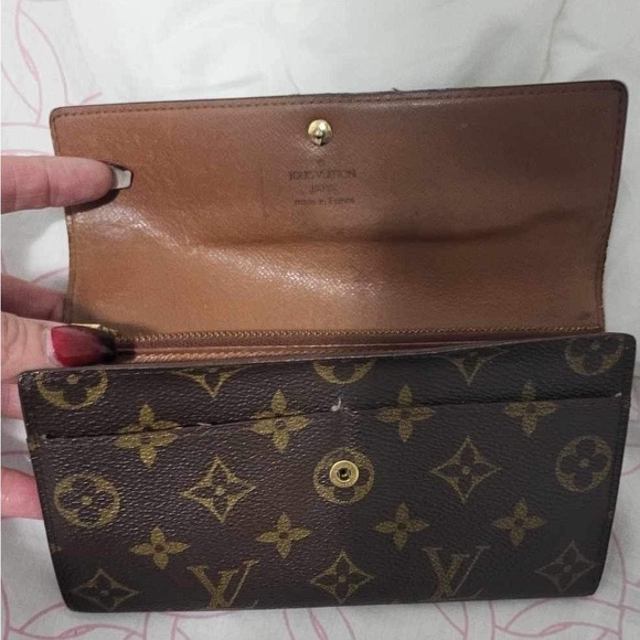 Louis Vuitton wallet comes with serial number on inside of change part - Picture 5 of 5